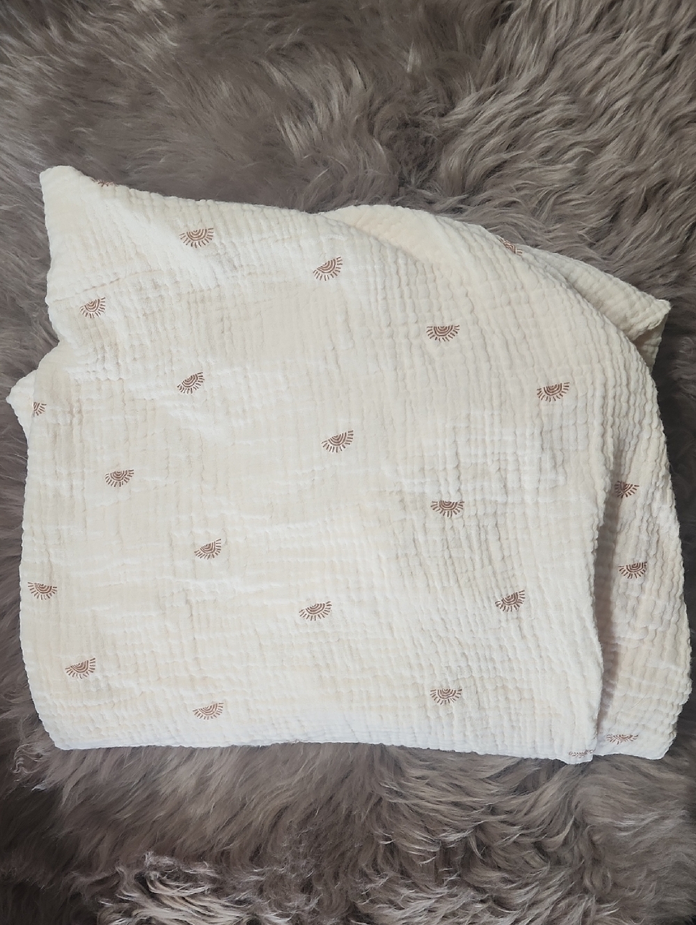 Cream Muslin Crib Sheet with Brown Sun Motifs